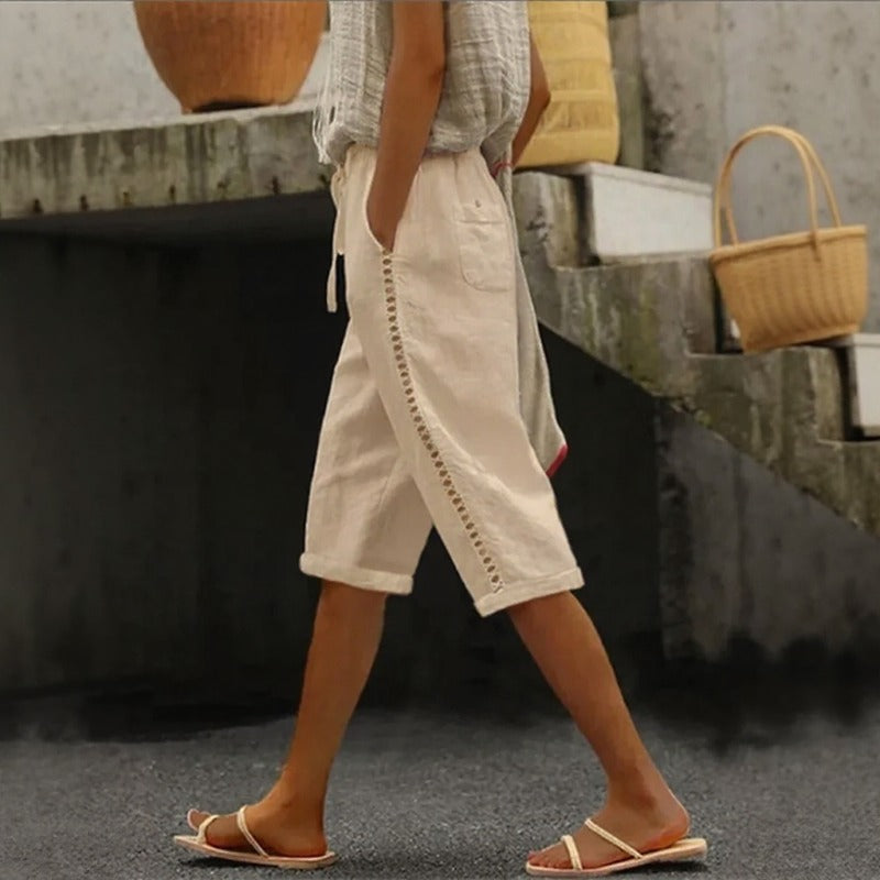 Calça Pantacourt Tavina™ Em Linho de Algodão com Detalhes Vazados na Lateral / Leveza Que Renova O Visual