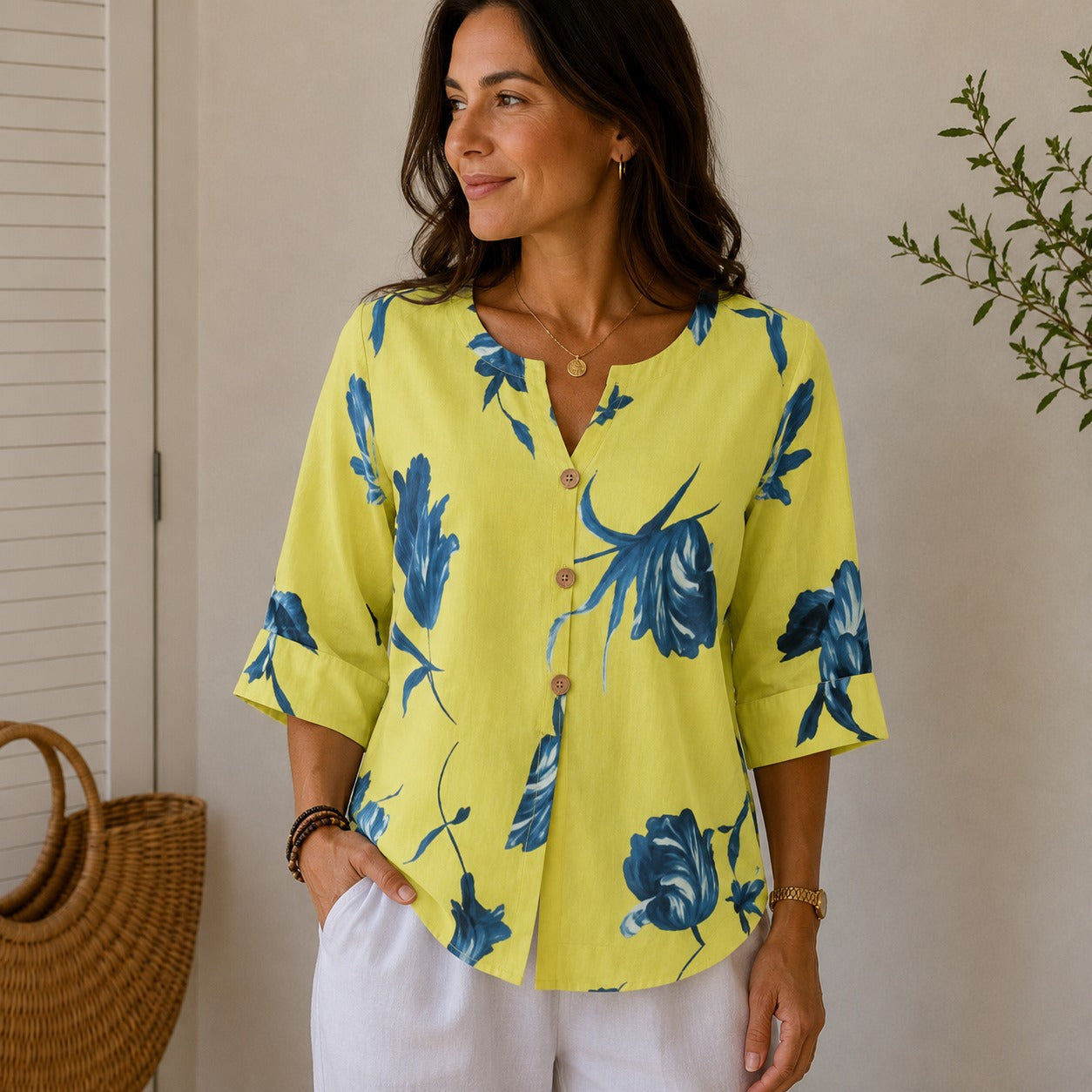 Blusa Giuliana™ em Linho de Algodão com Estampa Floral, Decote V e Botões Frontais,