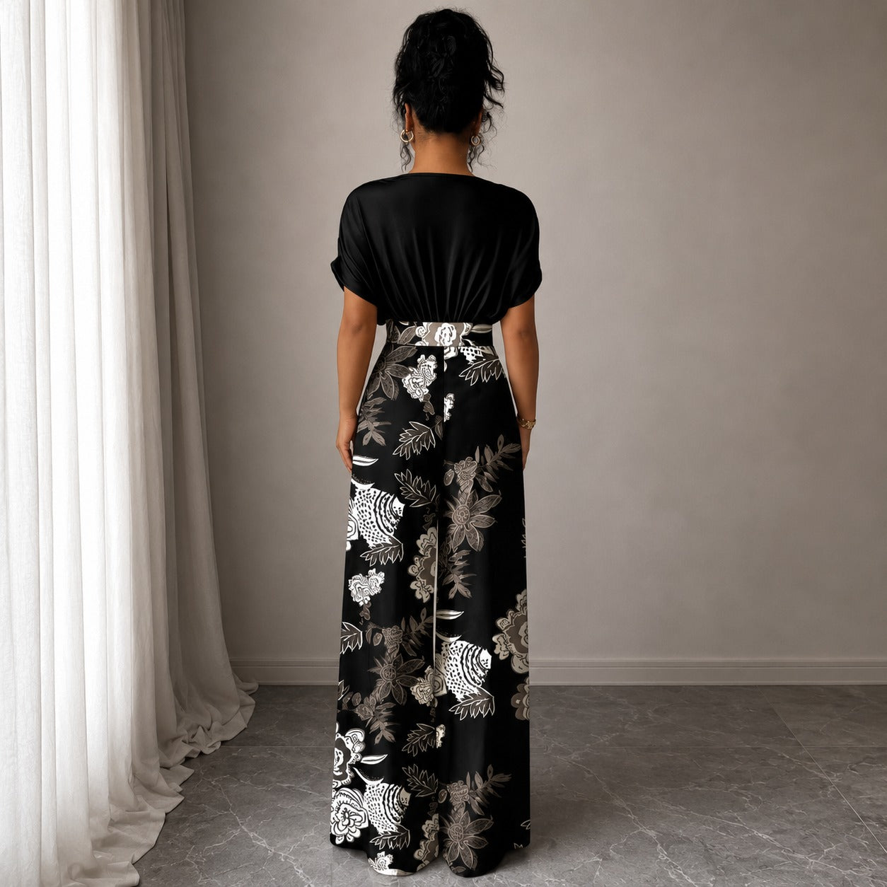 Macacão Evelina™ com Decote V e Pantalona Floral / Contraste Elegante Que Transforma a Produção.