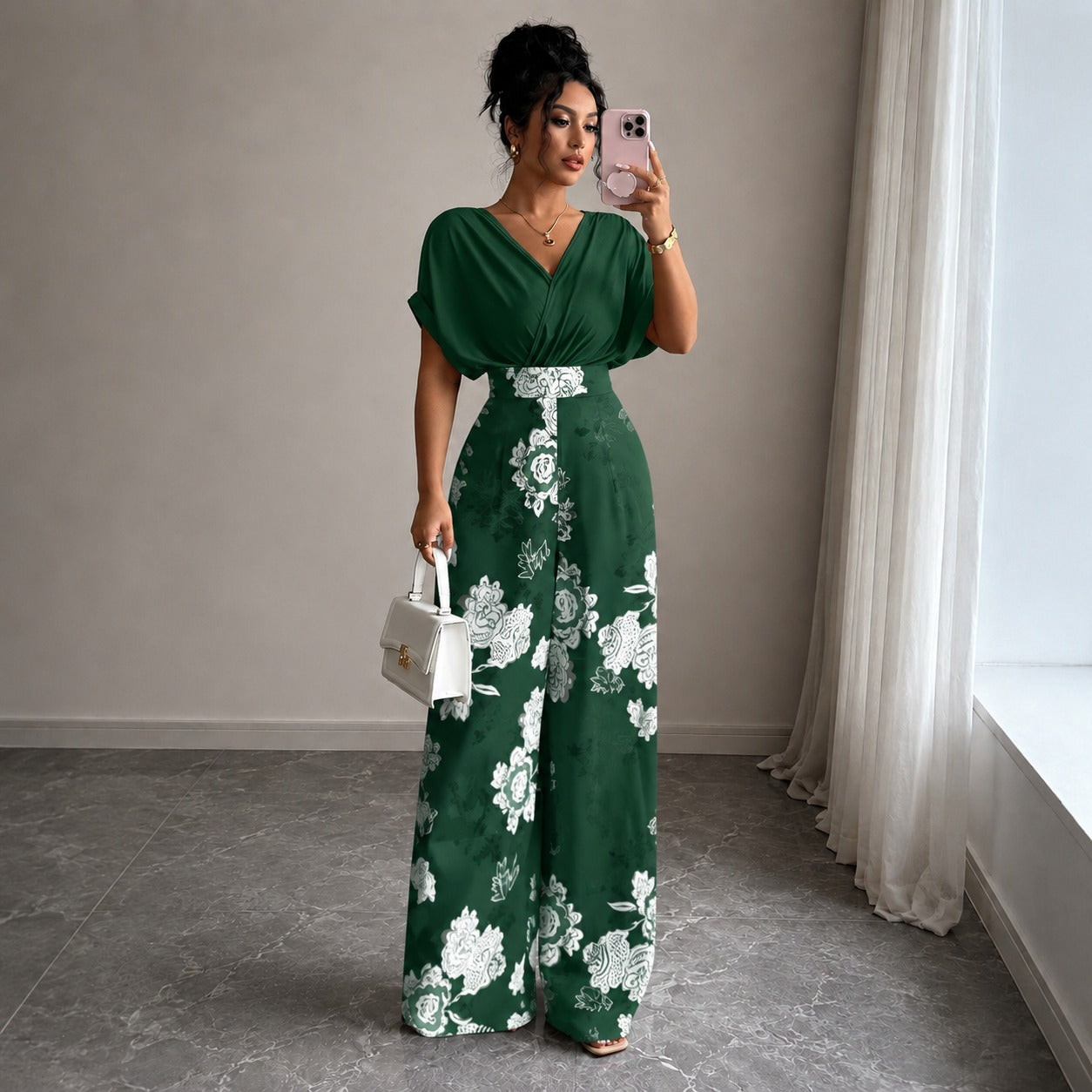 Macacão Evelina™ com Decote V e Pantalona Floral / Contraste Elegante Que Transforma a Produção.