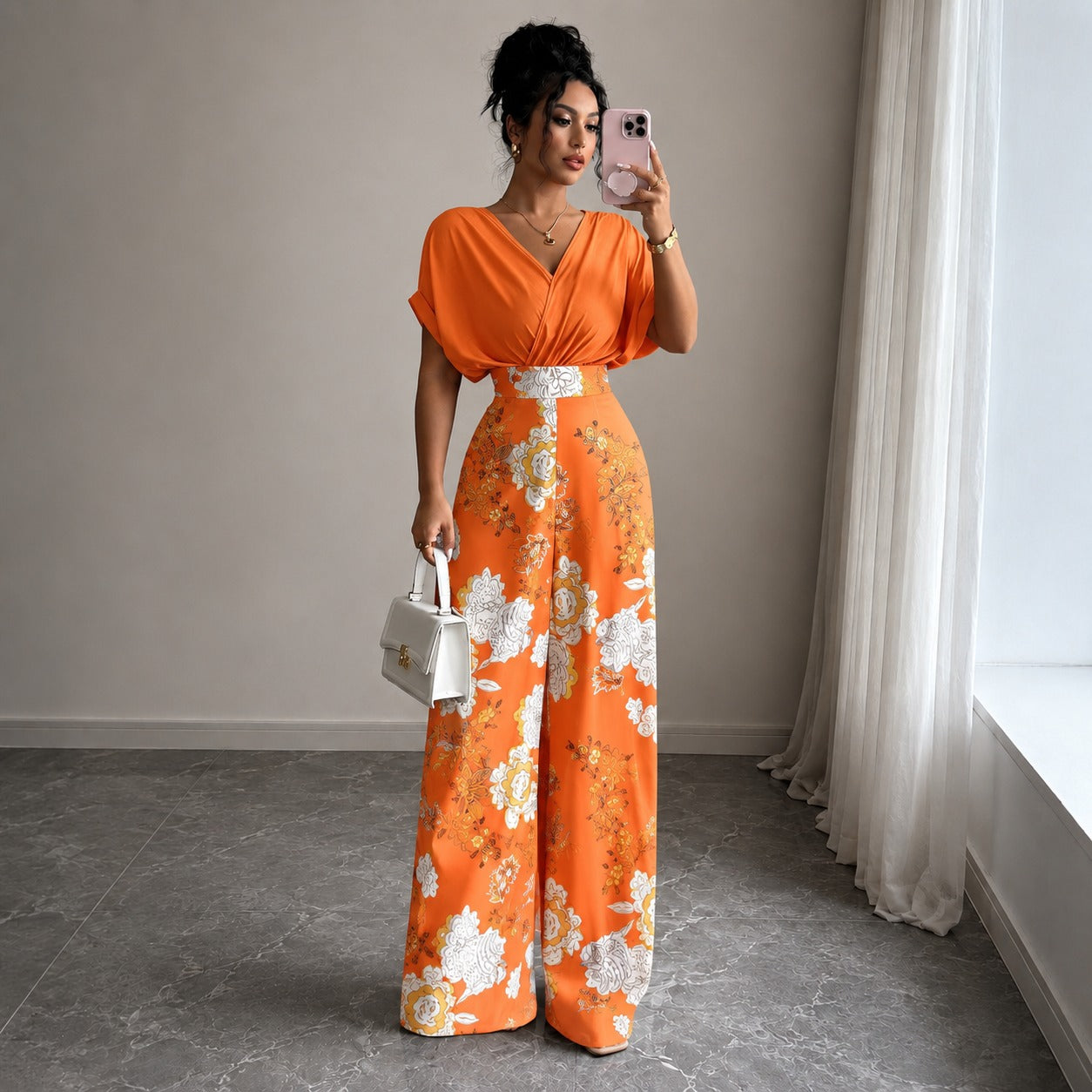Macacão Evelina™ com Decote V e Pantalona Floral / Contraste Elegante Que Transforma a Produção.