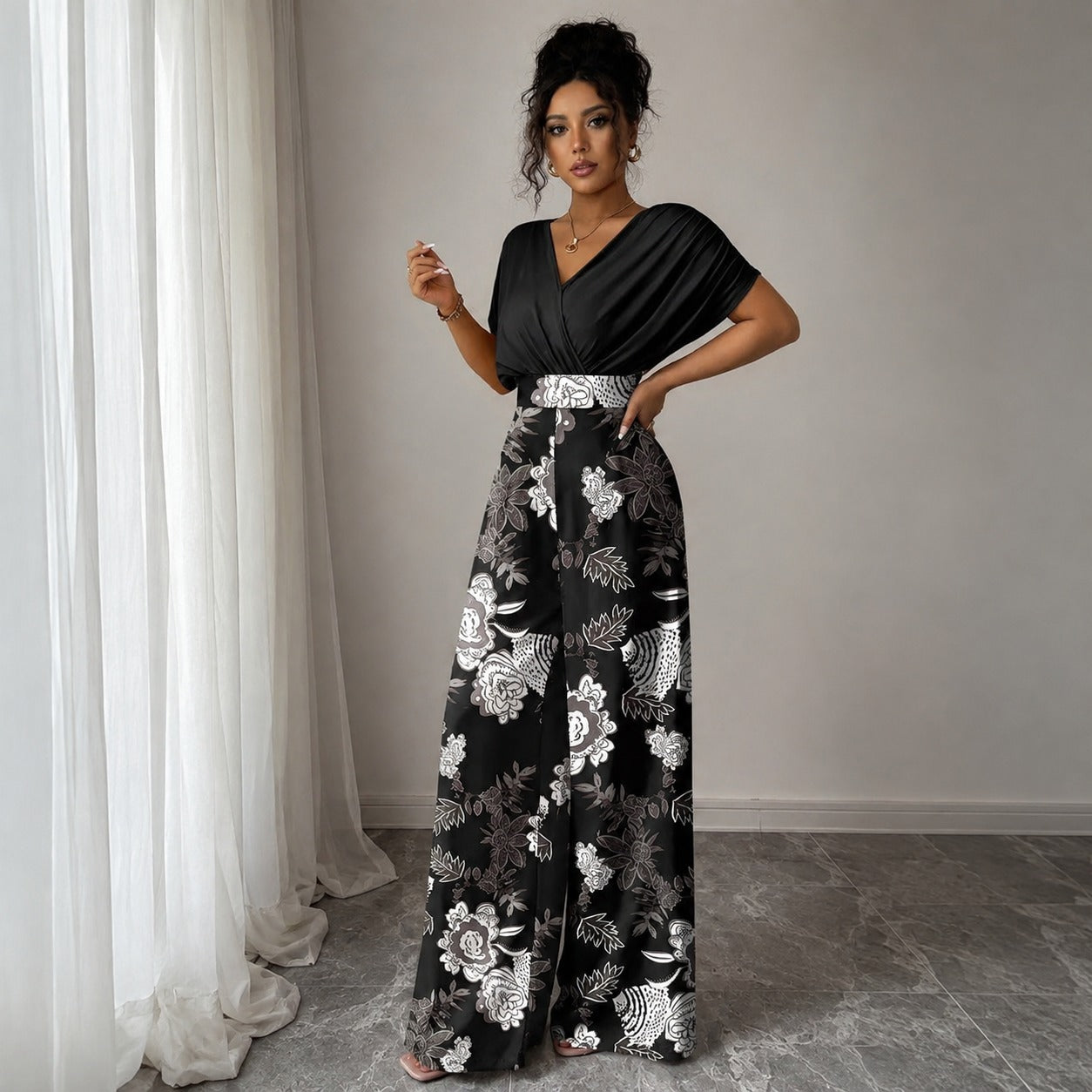 Macacão Evelina™ com Decote V e Pantalona Floral / Contraste Elegante Que Transforma a Produção.