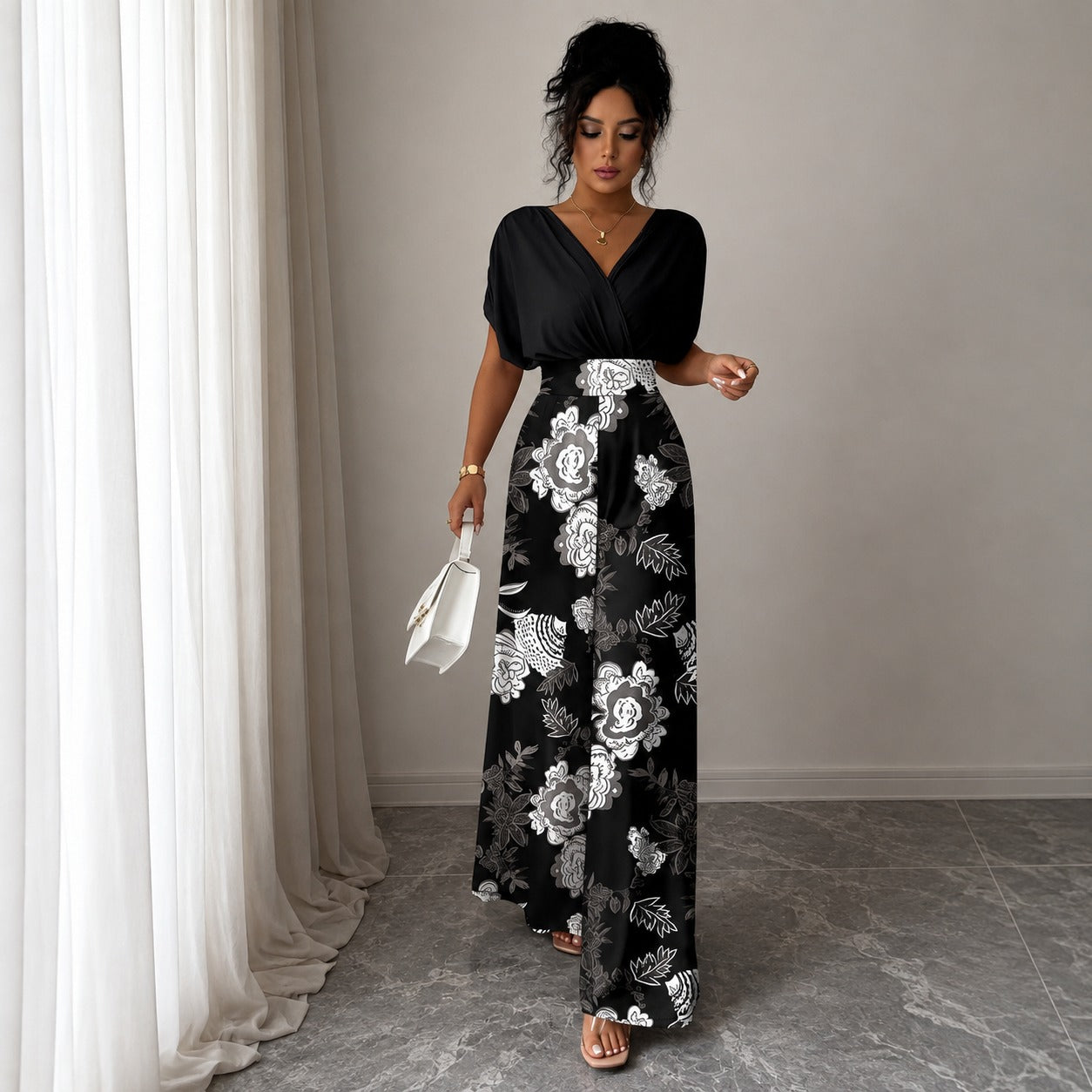 Macacão Evelina™ com Decote V e Pantalona Floral / Contraste Elegante Que Transforma a Produção.