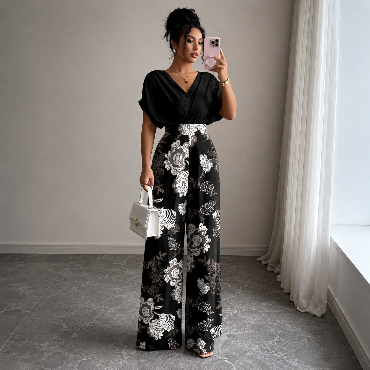 Macacão Evelina™ com Decote V e Pantalona Floral / Contraste Elegante Que Transforma a Produção.