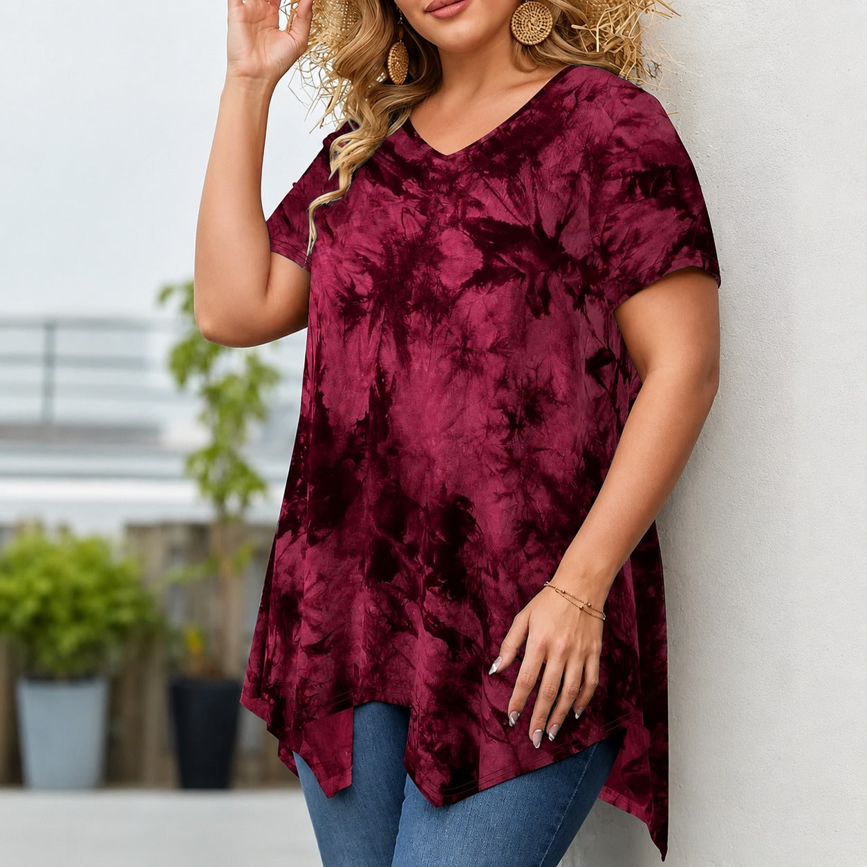 Blusa Lucenia™ com Estampa Artística e Barra Assimétrica / Um Visual Marcante que Transforma Combinações Casuais.