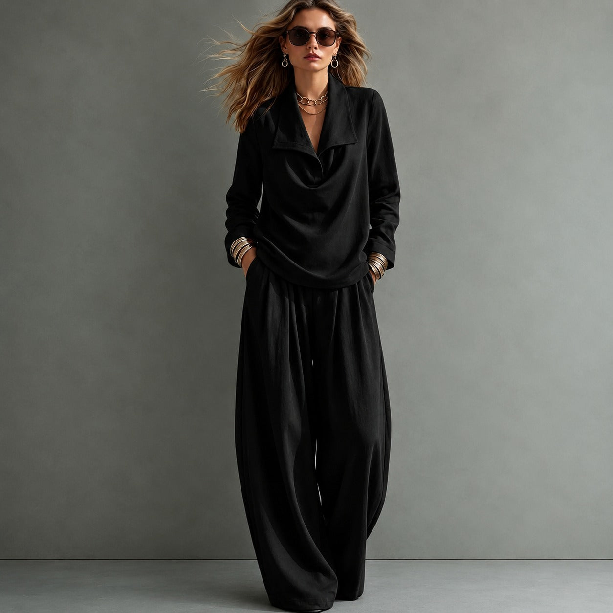 Conjunto Santorini™ com Blusa de Gola Ampla e Calça de Caimento Fluido / Do Dia à Noite com uma Composição Leve e Refinada.