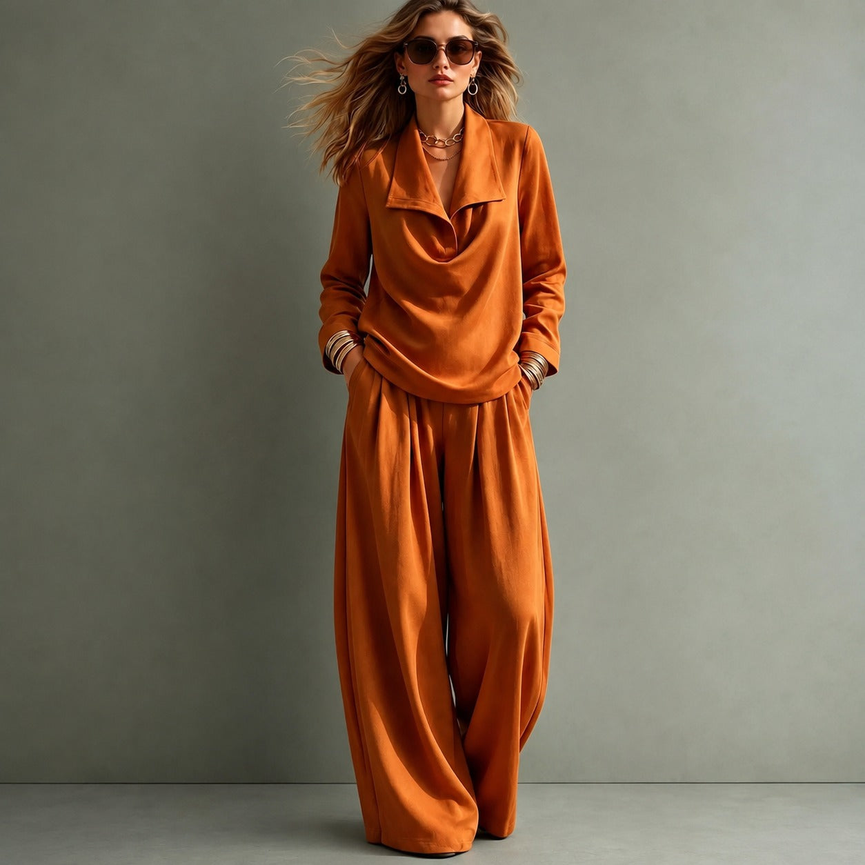 Conjunto Santorini™ com Blusa de Gola Ampla e Calça de Caimento Fluido / Do Dia à Noite com uma Composição Leve e Refinada.
