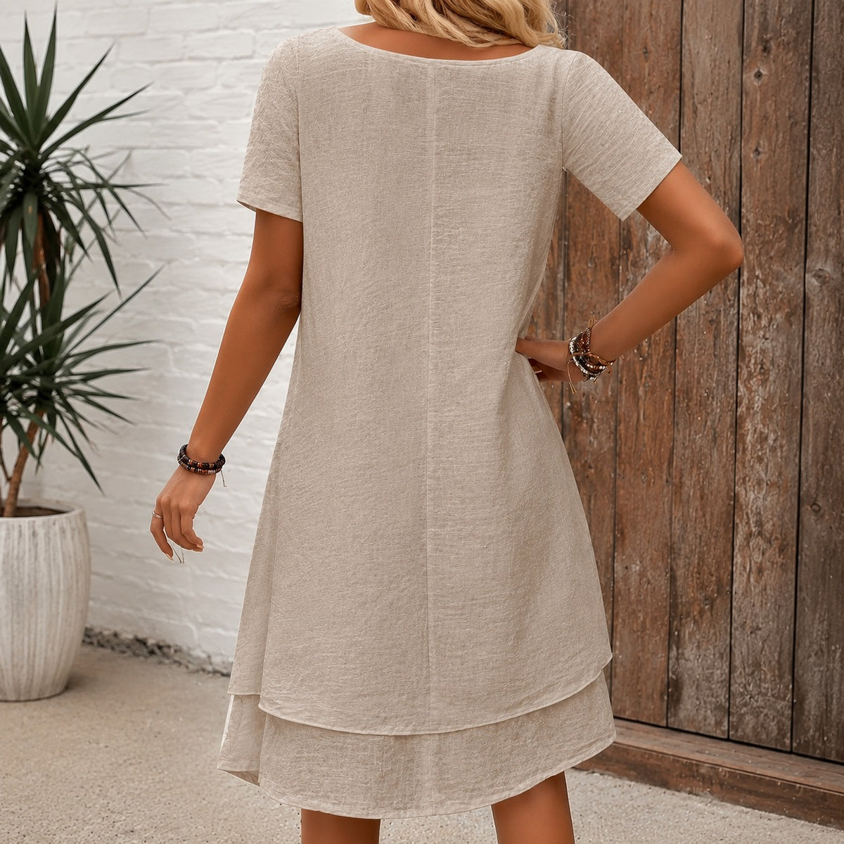 Vestido Midi Martina™ com Decote Elegante, Mangas Curtas e Saia Evasê com Camadas