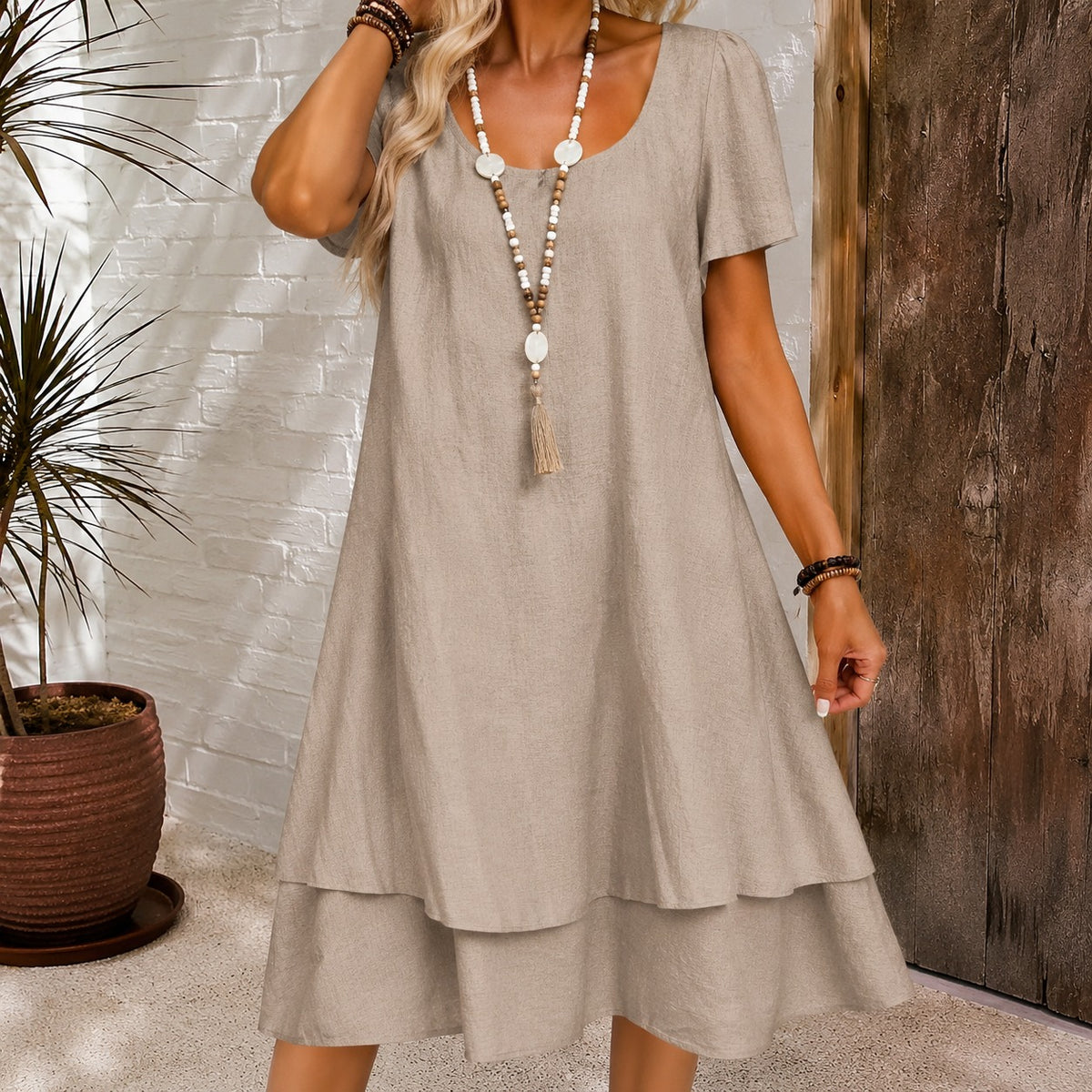 Vestido Midi Martina™ com Decote Elegante, Mangas Curtas e Saia Evasê com Camadas