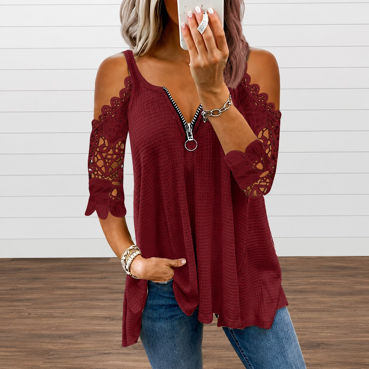 Blusa Beatriz™ com Mangas em Renda, Ombros à Mostra e Zíper Frontal