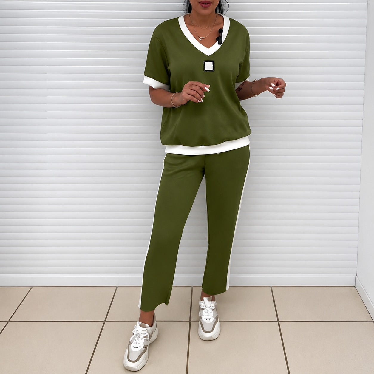 Conjunto Natasha™ com Blusa de Gola Contrastante e Calça Reta com Faixa Lateral