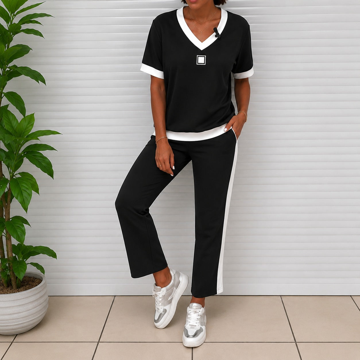 Conjunto Natasha™ com Blusa de Gola Contrastante e Calça Reta com Faixa Lateral