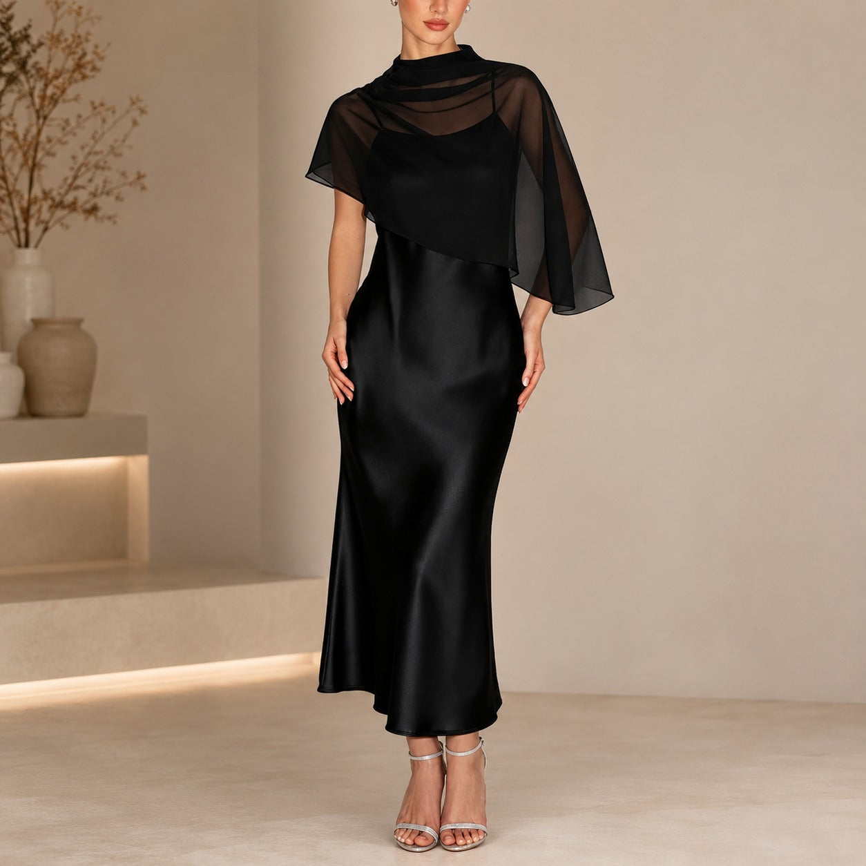 Vestido Leona™ com Sobreposição Assimétrica Transparente e Acabamento Acetinado