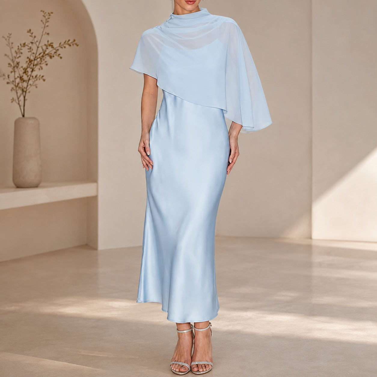 Vestido Leona™ com Sobreposição Assimétrica Transparente e Acabamento Acetinado