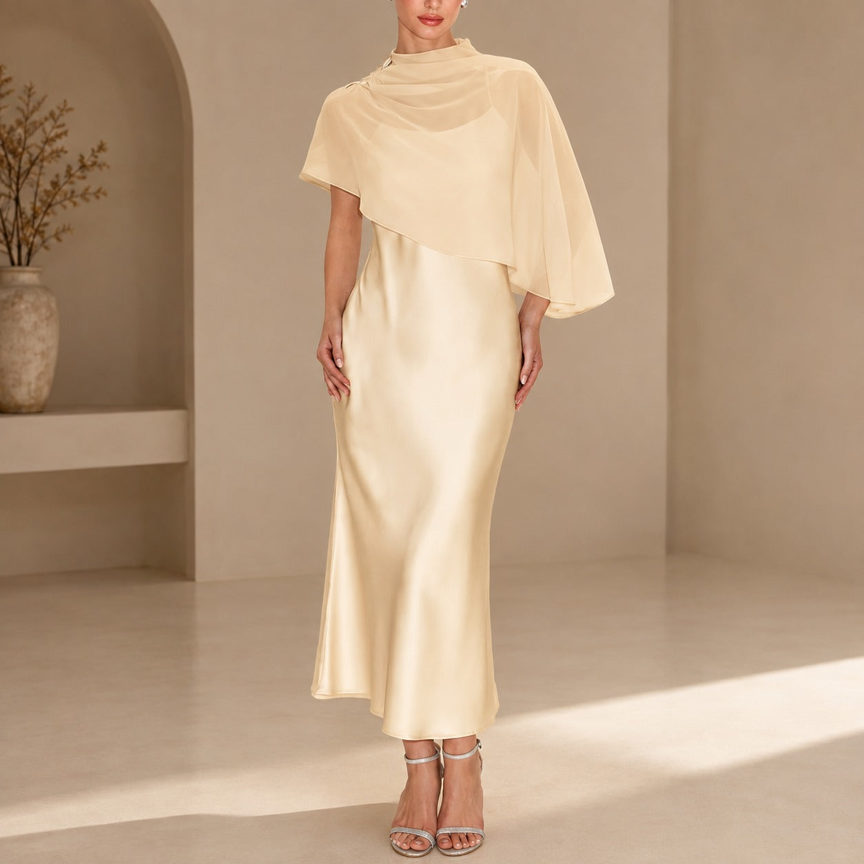 Vestido Leona™ com Sobreposição Assimétrica Transparente e Acabamento Acetinado