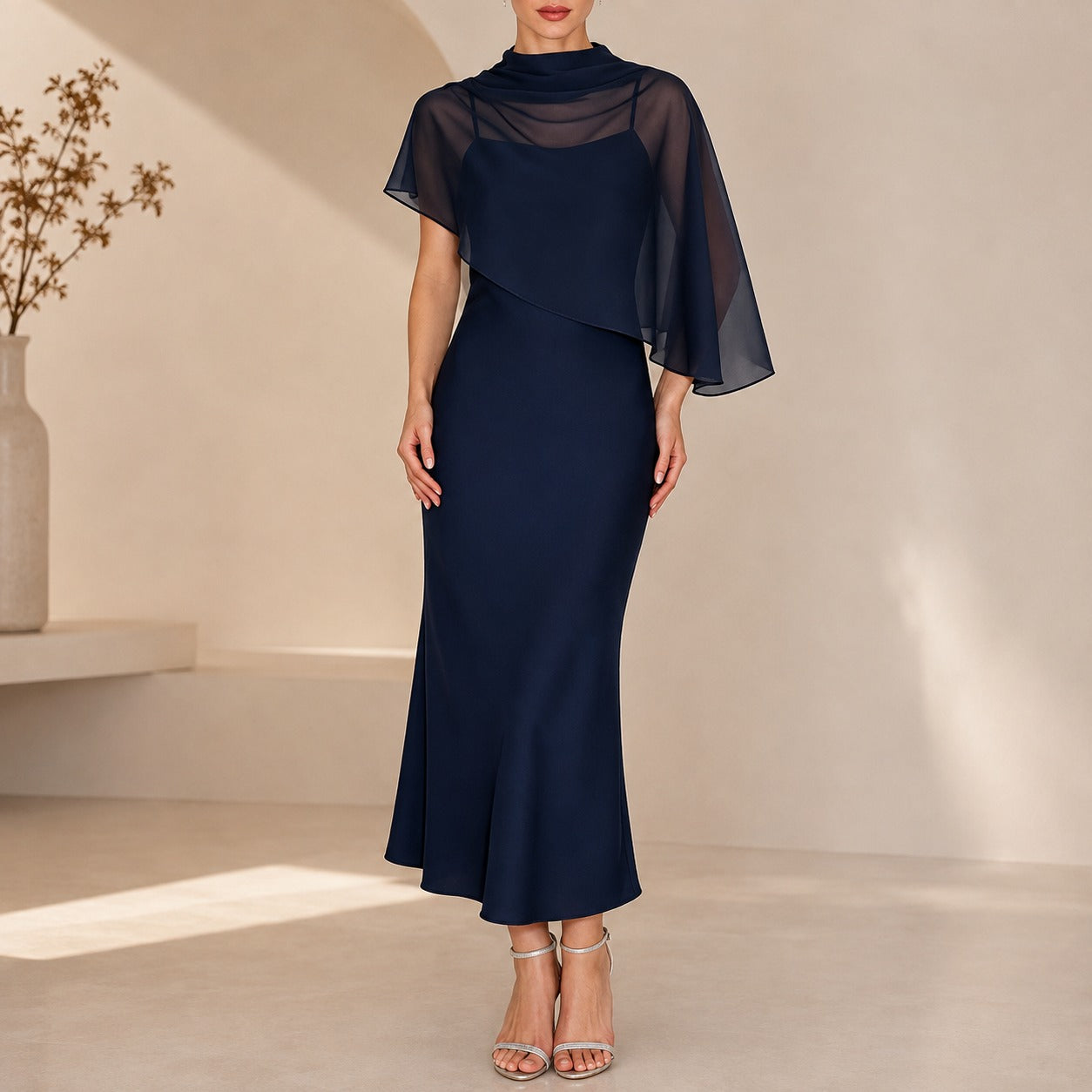 Vestido Leona™ com Sobreposição Assimétrica Transparente e Acabamento Acetinado