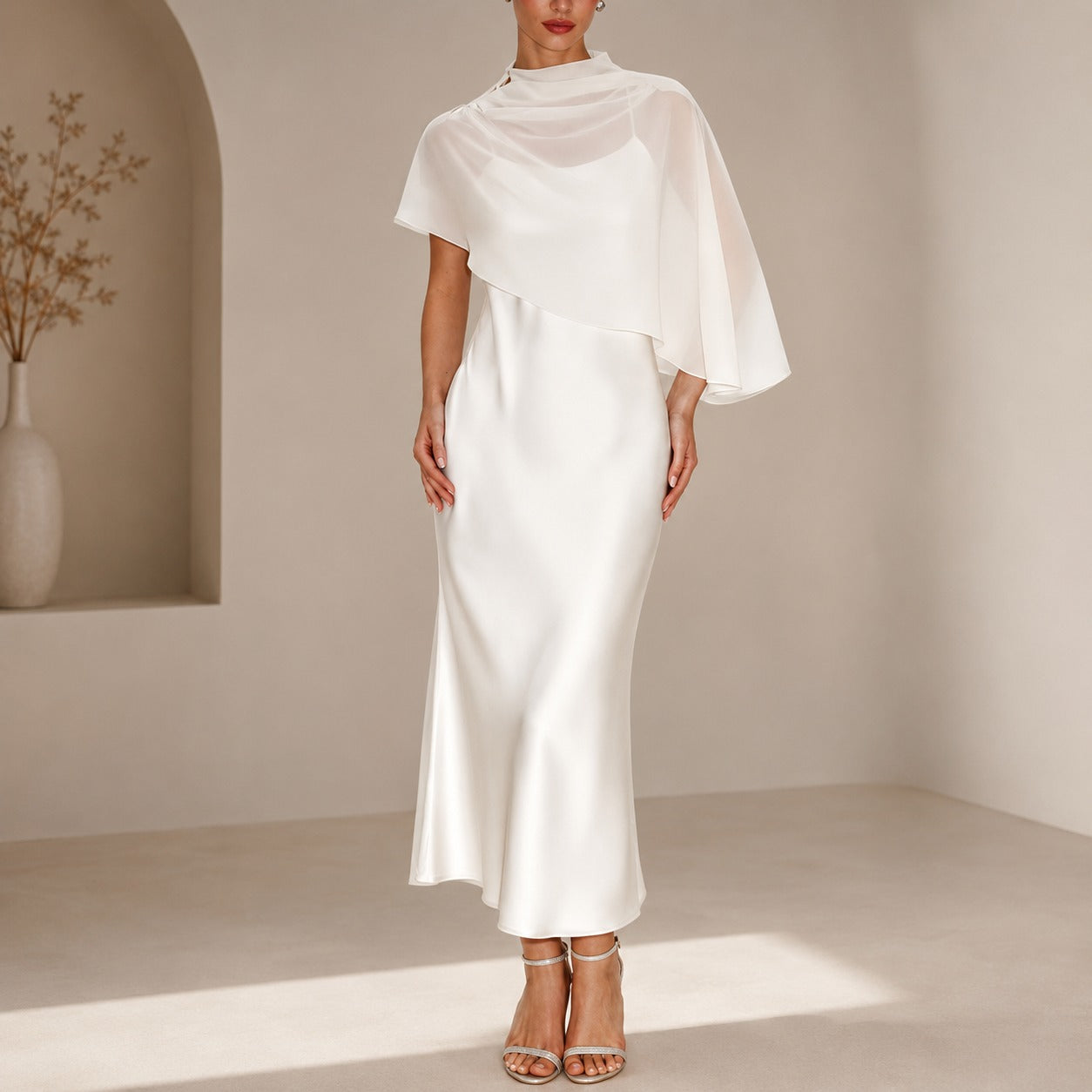 Vestido Leona™ com Sobreposição Assimétrica Transparente e Acabamento Acetinado
