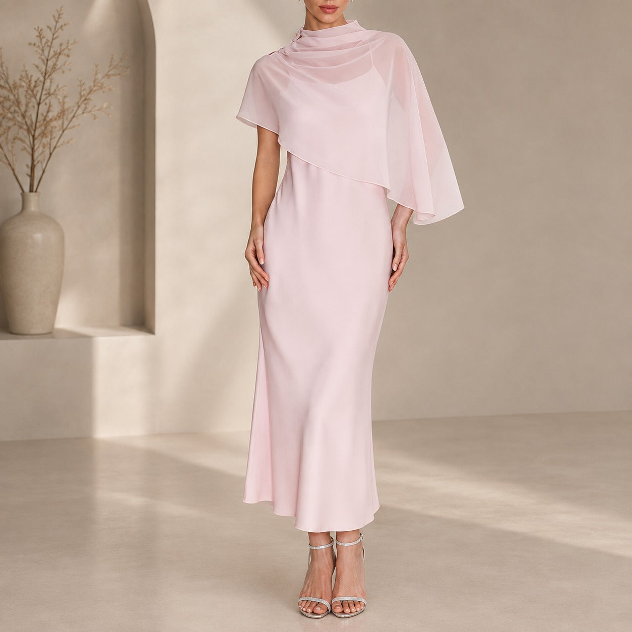 Vestido Leona™ com Sobreposição Assimétrica Transparente e Acabamento Acetinado
