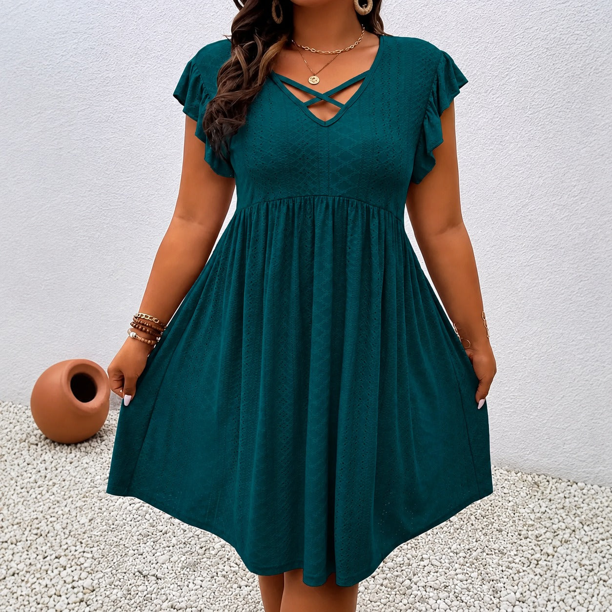 Vestido Carlota™ Decote V com Tiras Cruzadas e Textura Vazada / Delicadeza Que Ganha Destaque Nos Detalhes.