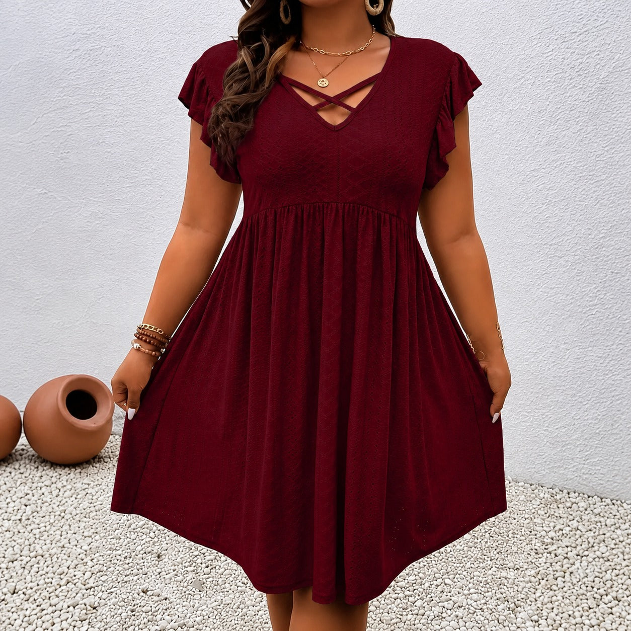 Vestido Carlota™ Decote V com Tiras Cruzadas e Textura Vazada / Delicadeza Que Ganha Destaque Nos Detalhes.