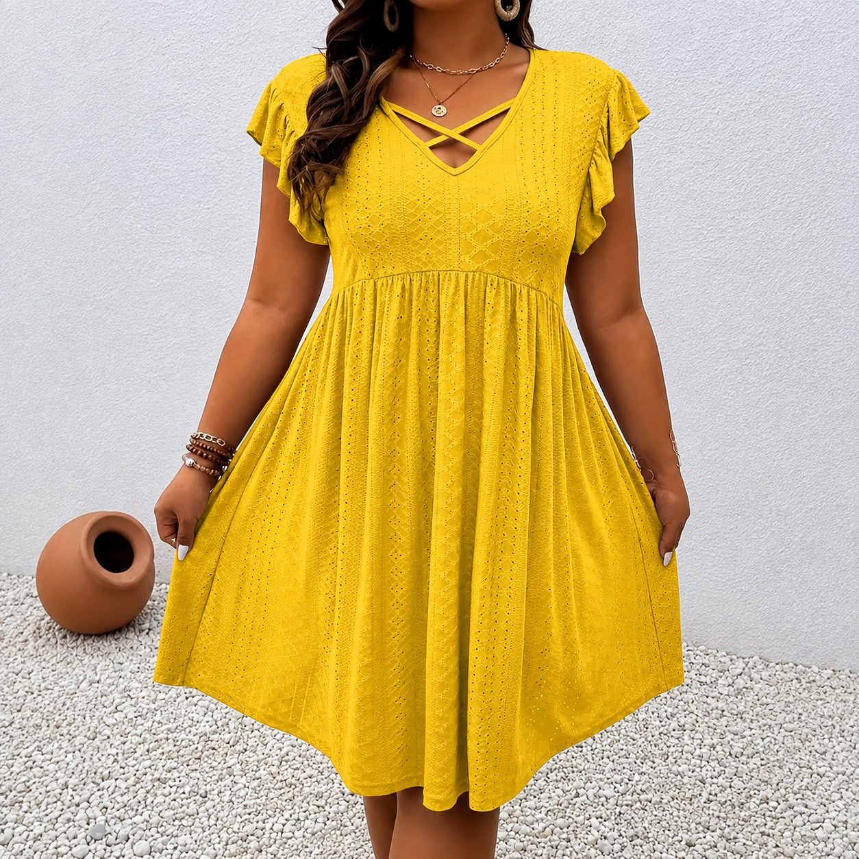 Vestido Carlota™ Decote V com Tiras Cruzadas e Textura Vazada / Delicadeza Que Ganha Destaque Nos Detalhes.