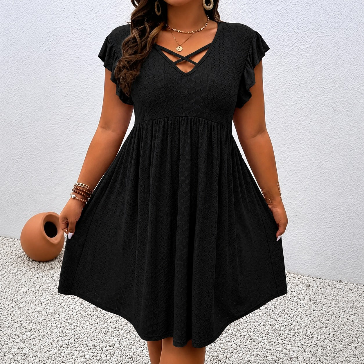 Vestido Carlota™ Decote V com Tiras Cruzadas e Textura Vazada / Delicadeza Que Ganha Destaque Nos Detalhes.