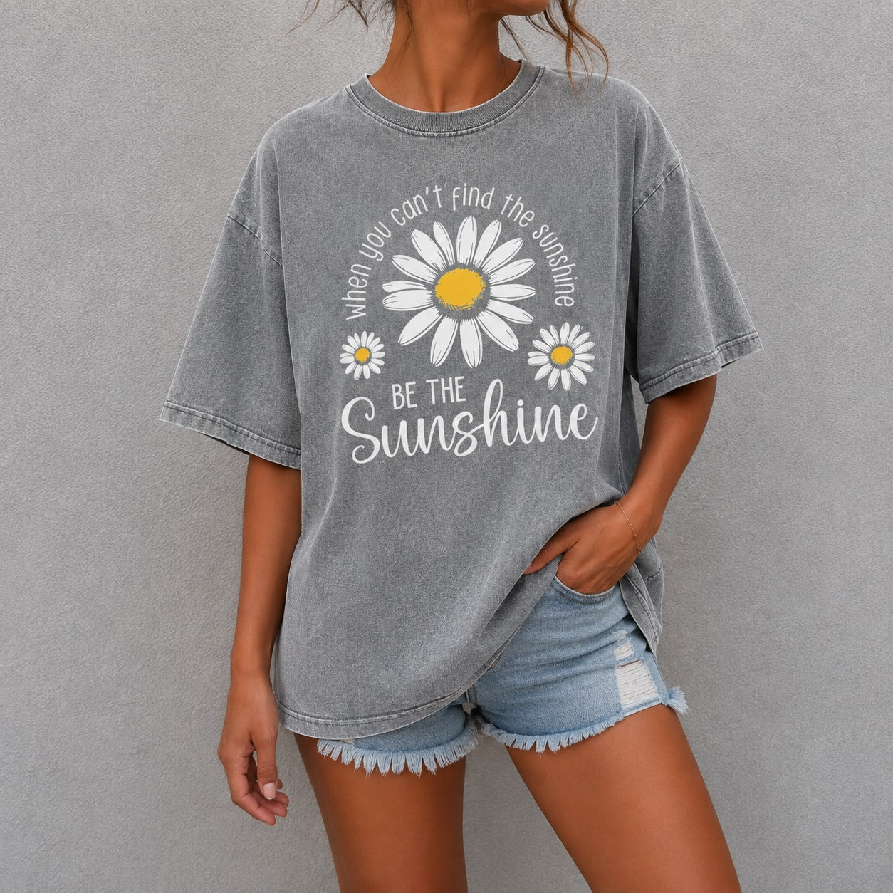 Camiseta Thaila™ em Algodão com Estampa de Margaridas, Lavagem Estonada e Gola Redonda