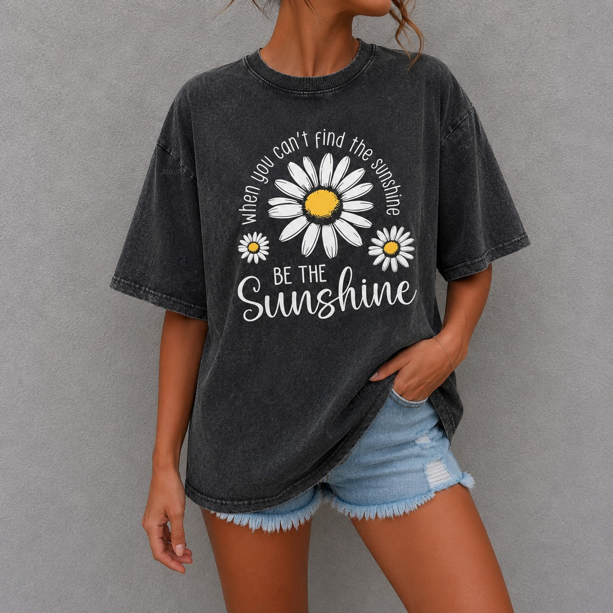 Camiseta Thaila™ em Algodão com Estampa de Margaridas, Lavagem Estonada e Gola Redonda