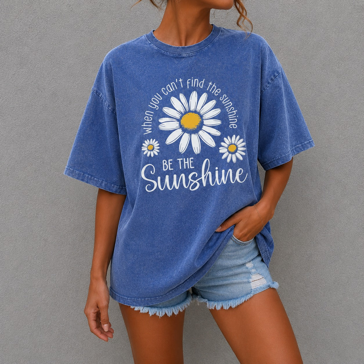 Camiseta Thaila™ em Algodão com Estampa de Margaridas, Lavagem Estonada e Gola Redonda