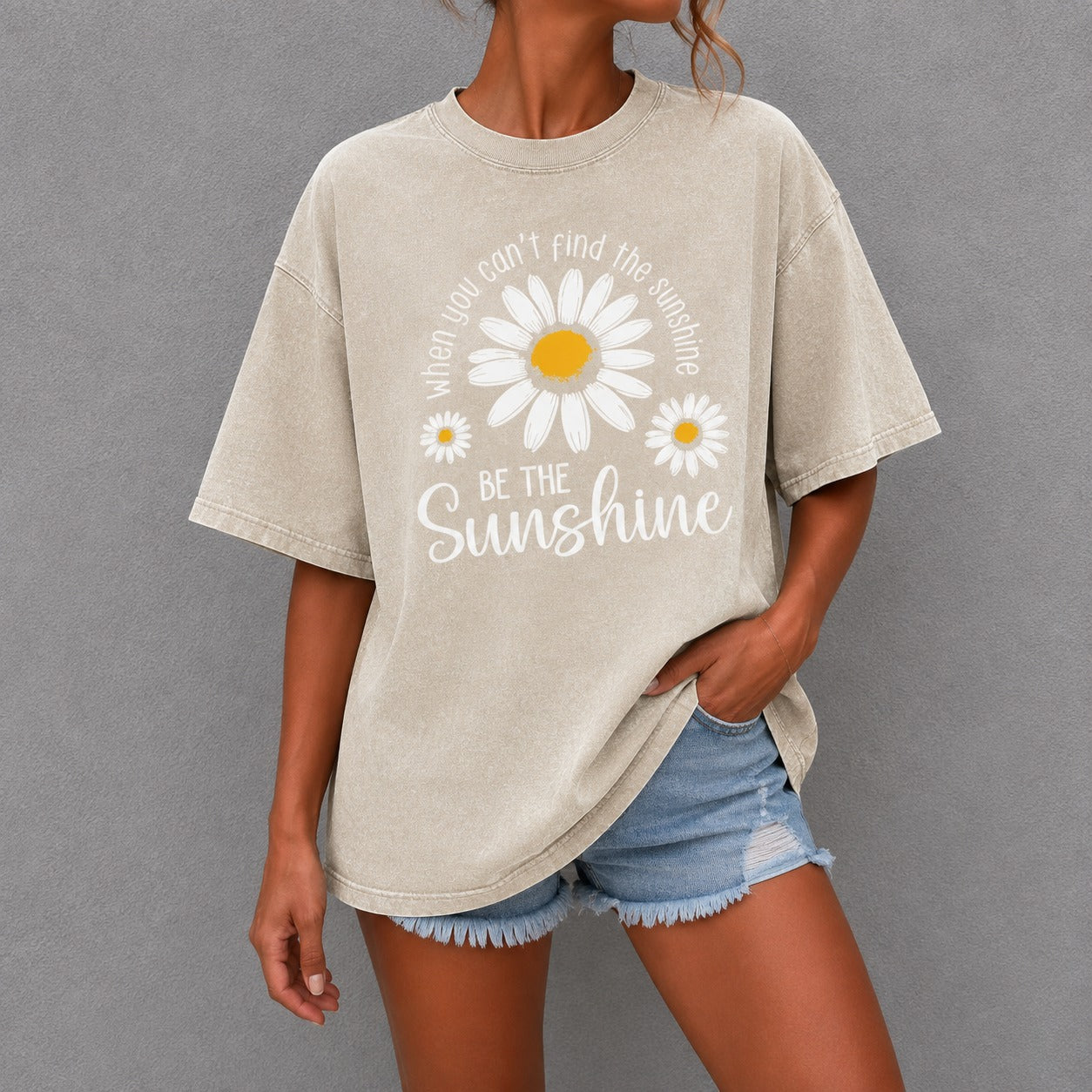 Camiseta Thaila™ em Algodão com Estampa de Margaridas, Lavagem Estonada e Gola Redonda