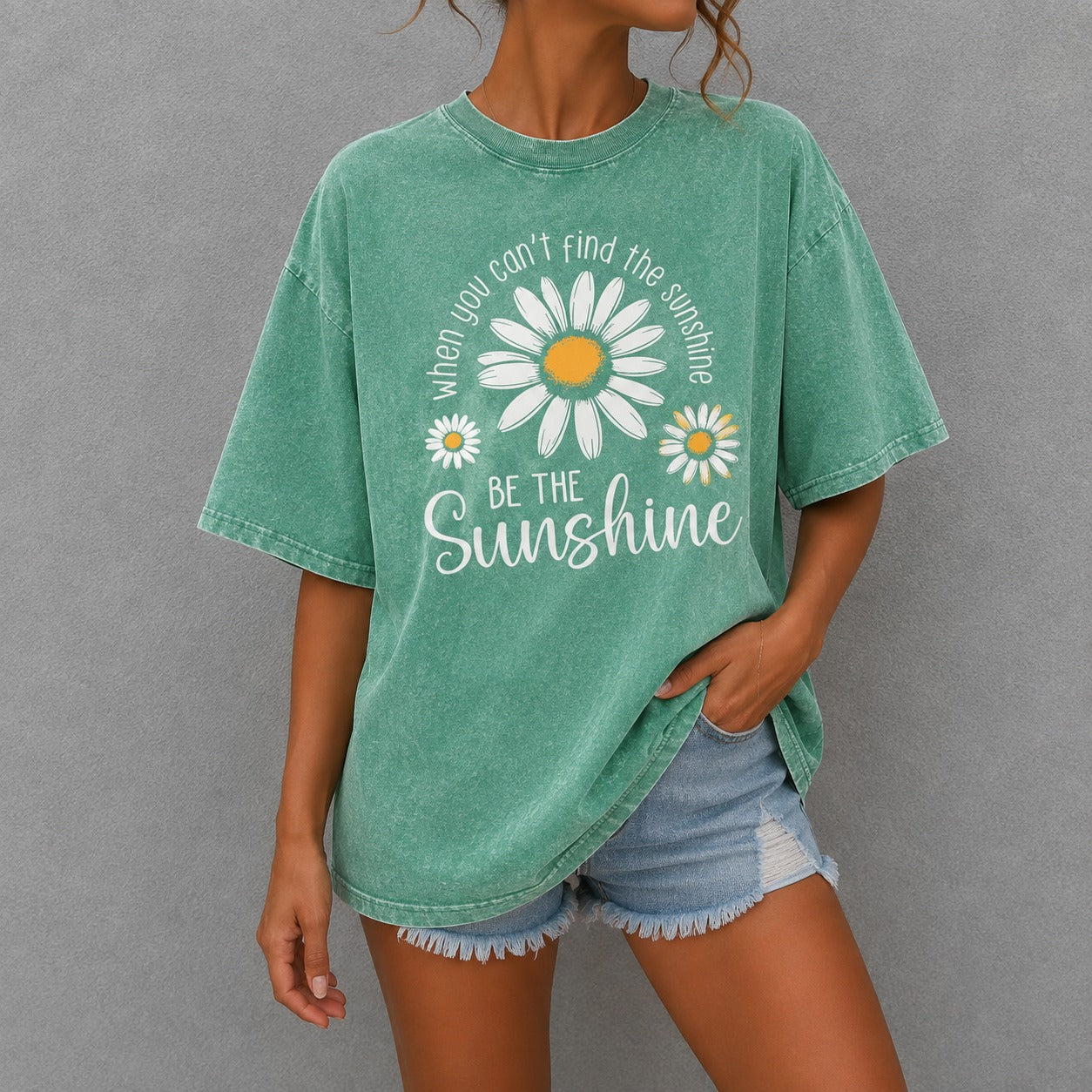 Camiseta Thaila™ em Algodão com Estampa de Margaridas, Lavagem Estonada e Gola Redonda