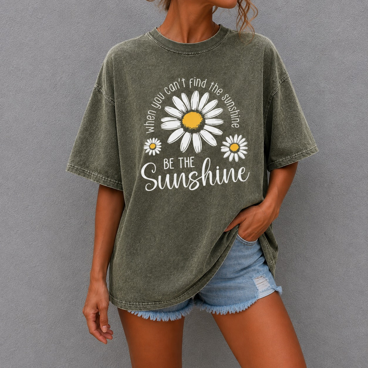 Camiseta Thaila™ em Algodão com Estampa de Margaridas, Lavagem Estonada e Gola Redonda