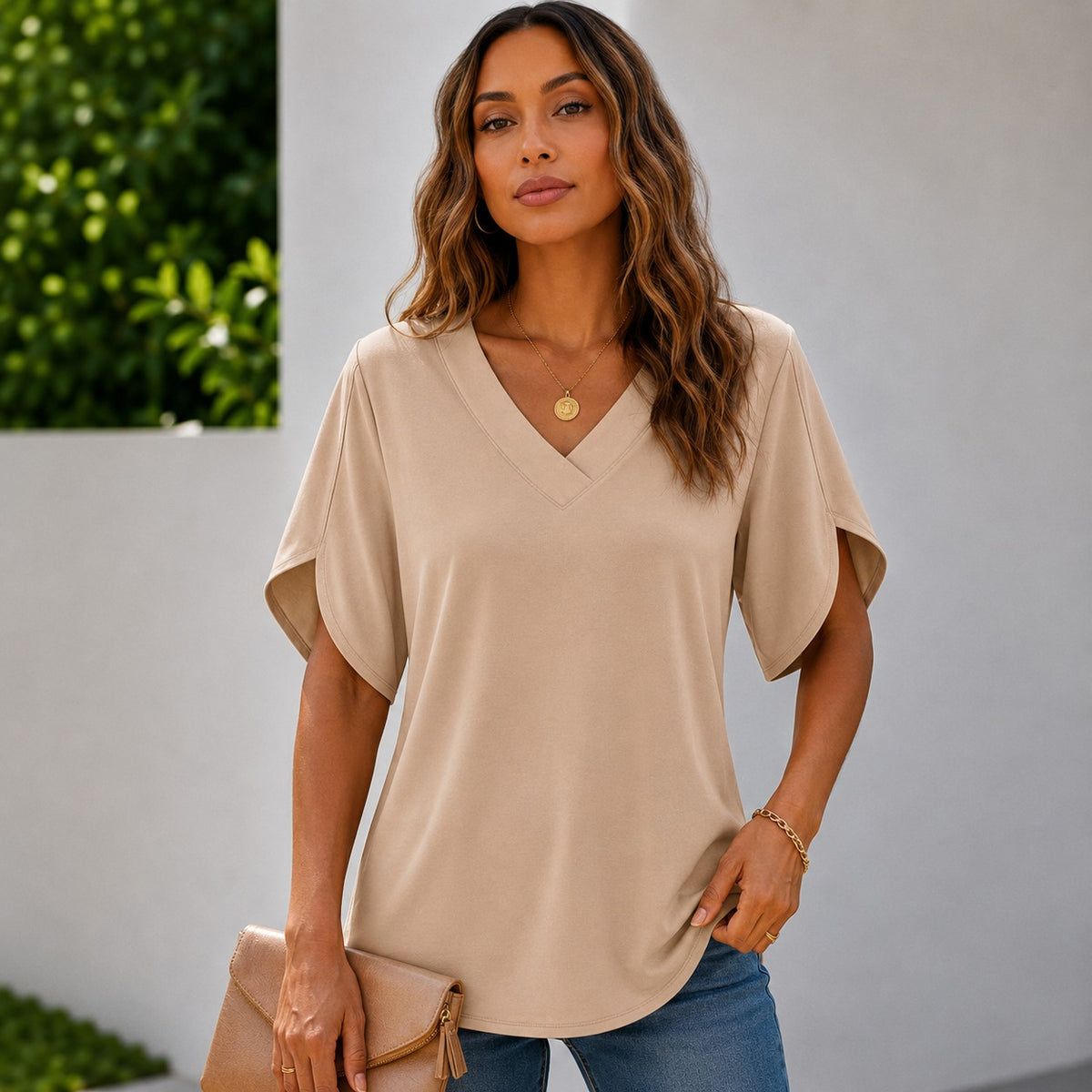Blusa Ariela™ com Decote V, Design Minimalista e Mangas com Recorte Lateral