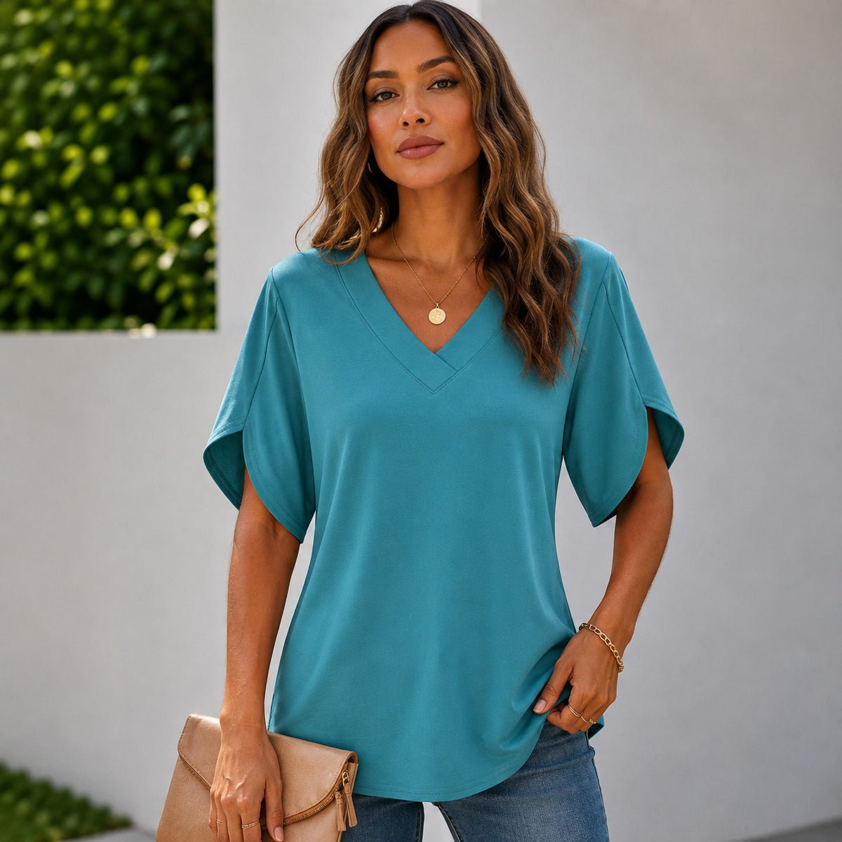Blusa Ariela™ com Decote V, Design Minimalista e Mangas com Recorte Lateral