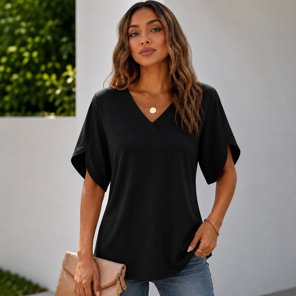 Blusa Ariela™ com Decote V, Design Minimalista e Mangas com Recorte Lateral