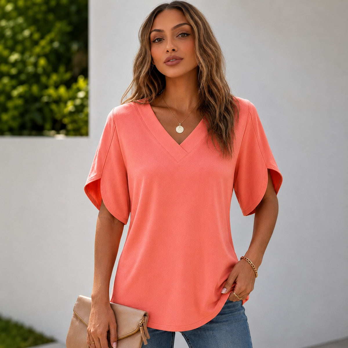 Blusa Ariela™ com Decote V, Design Minimalista e Mangas com Recorte Lateral