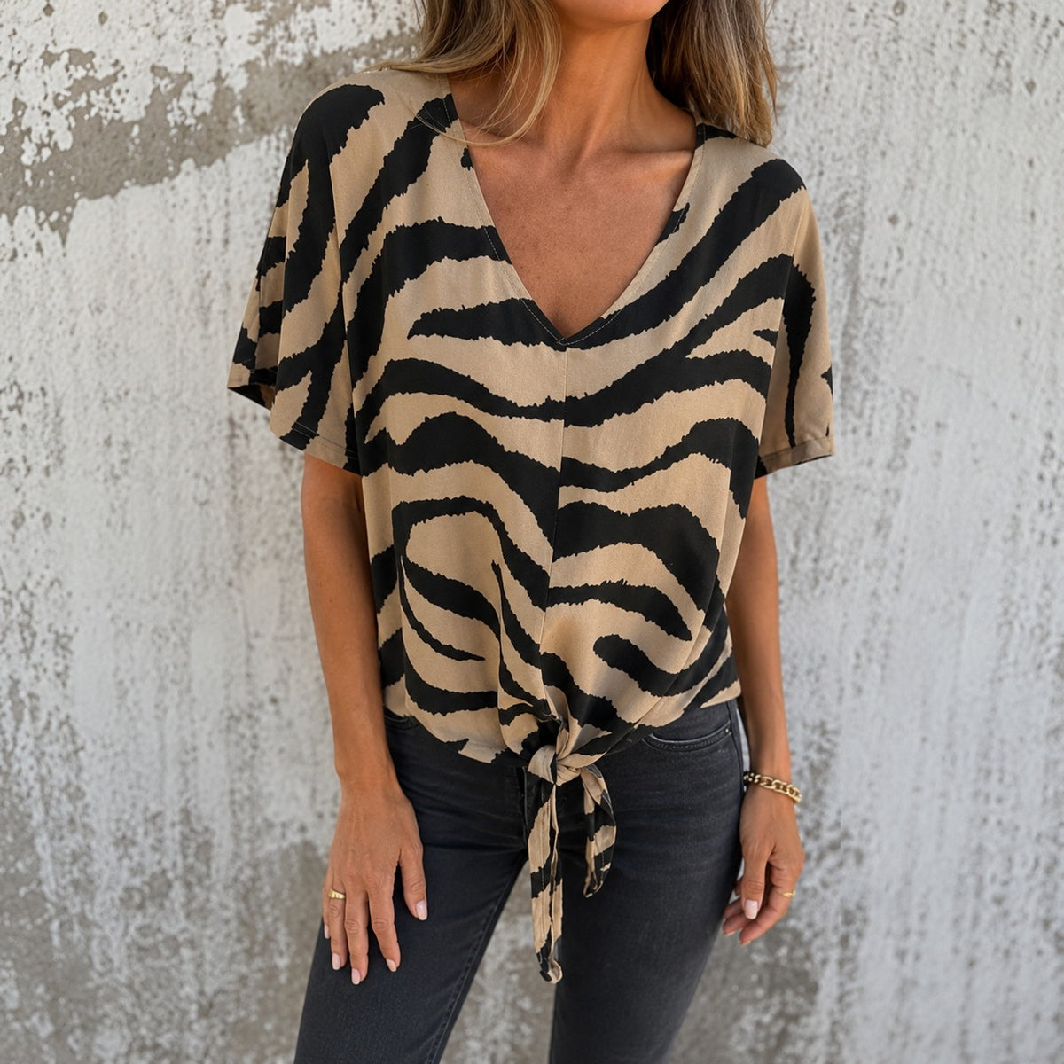 Blusa Calena™ com Estampa Animal Print, Decote V e Amarração Frontal