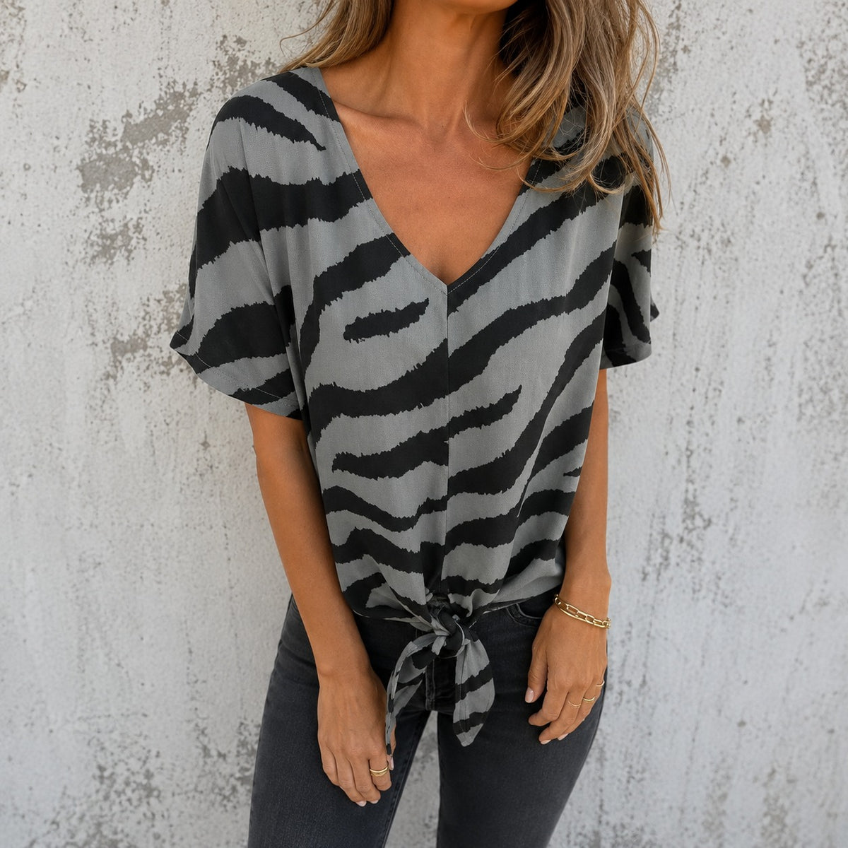 Blusa Calena™ com Estampa Animal Print, Decote V e Amarração Frontal