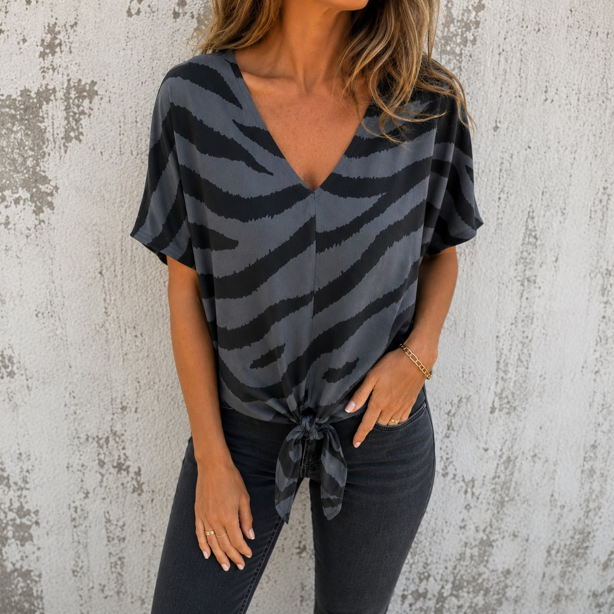Blusa Calena™ com Estampa Animal Print, Decote V e Amarração Frontal