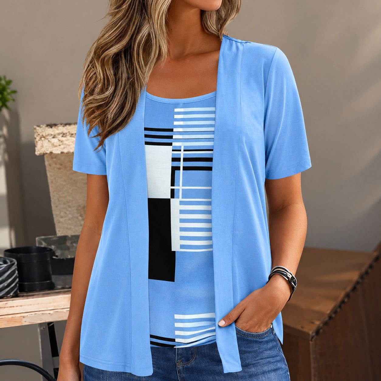 Blusa Clarice™ 2 em 1 com Efeito de Sobreposição Aberta e Estampa Geométrica / Duas Camadas em um Visual Moderno