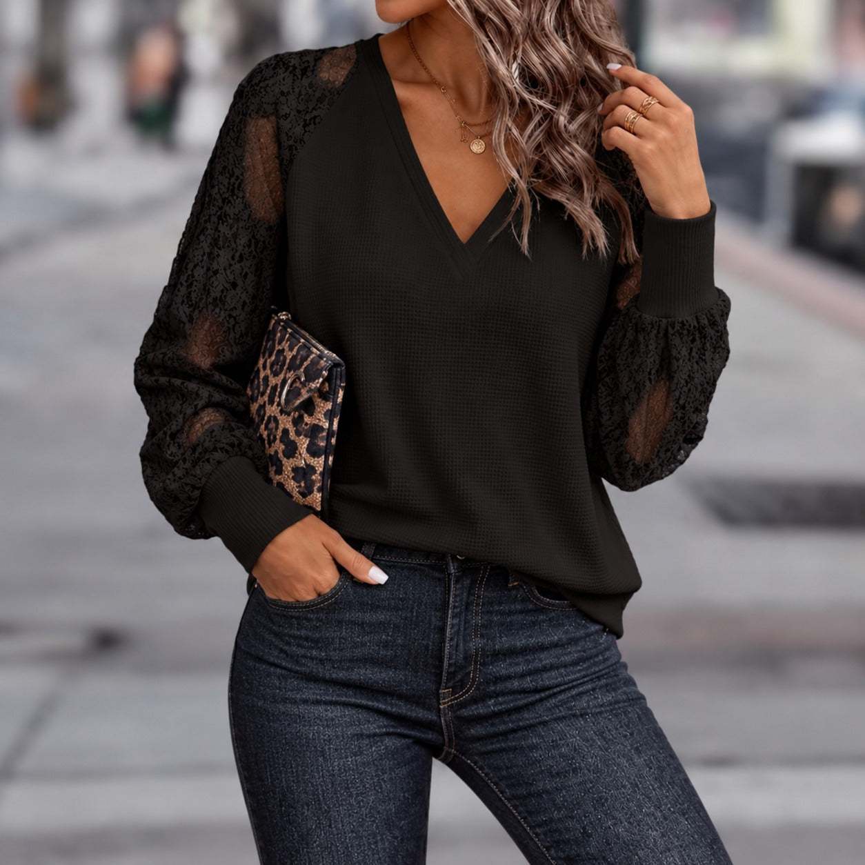 Blusa Karina™ com Mangas de Renda Floral Translúcida, Decote V e Punhos Canelados