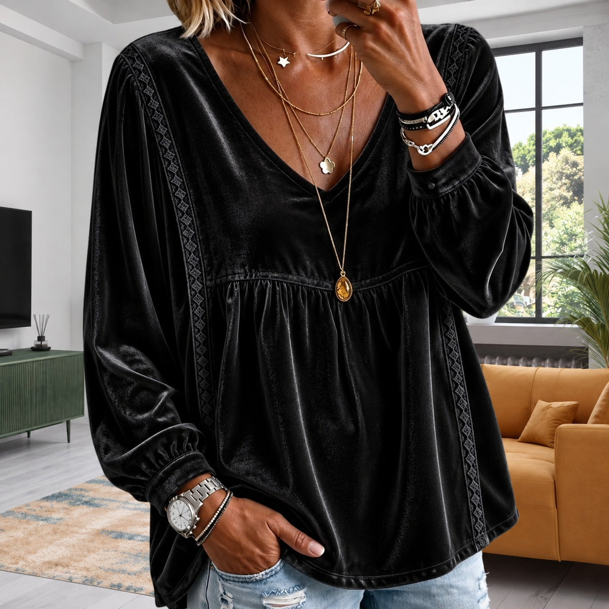 Blusa Stefania™ com Decote V e Detalhes Geométricos / Feminilidade em Linhas Delicadas