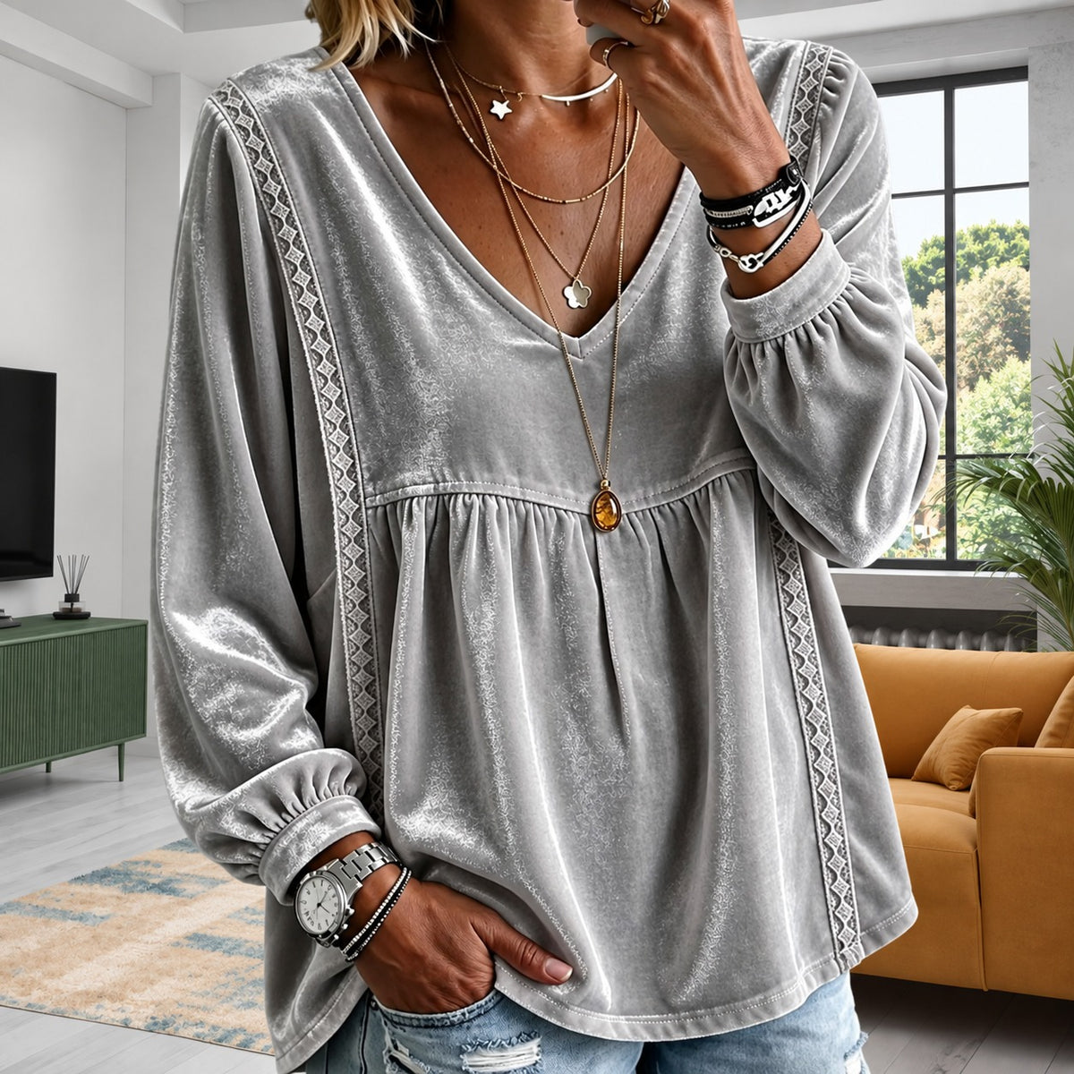 Blusa Stefania™ com Decote V e Detalhes Geométricos / Feminilidade em Linhas Delicadas