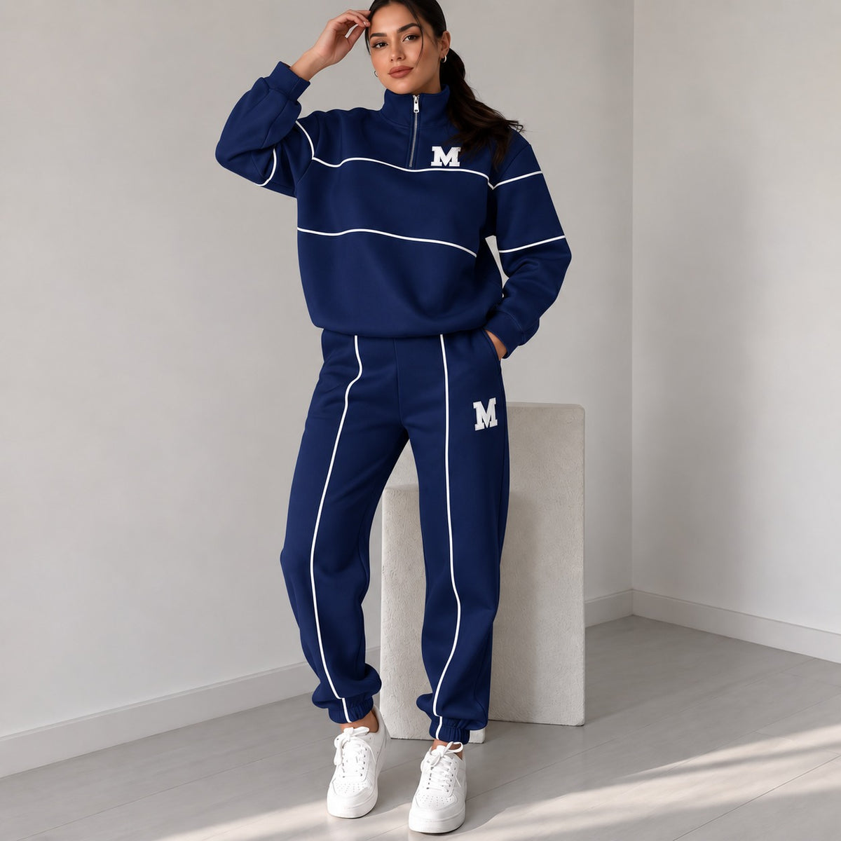 Conjunto Feminino Michigan™ com Blusa College de Gola Alta e Calça Jogger com Cós Elástico