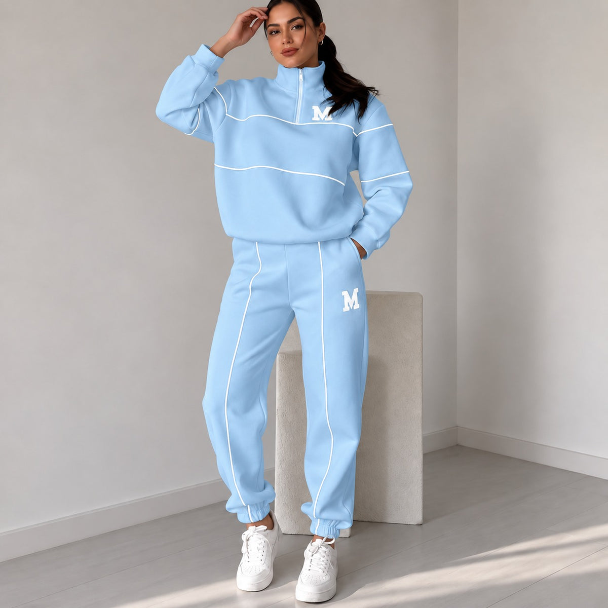 Conjunto Feminino Michigan™ com Blusa College de Gola Alta e Calça Jogger com Cós Elástico