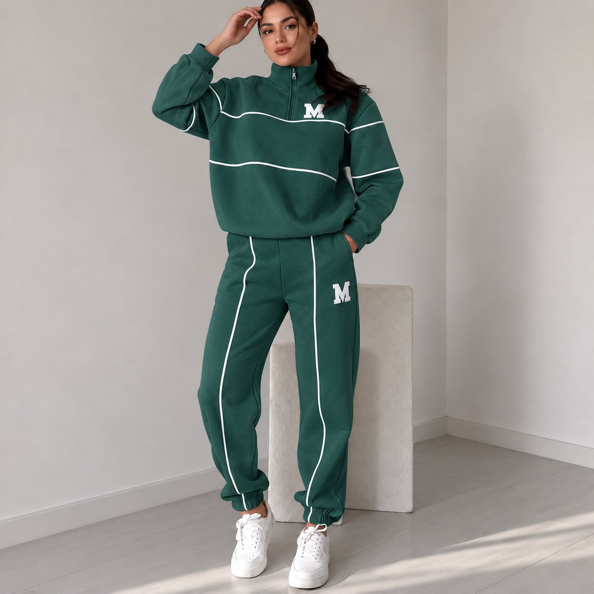 Conjunto Feminino Michigan™ com Blusa College de Gola Alta e Calça Jogger com Cós Elástico