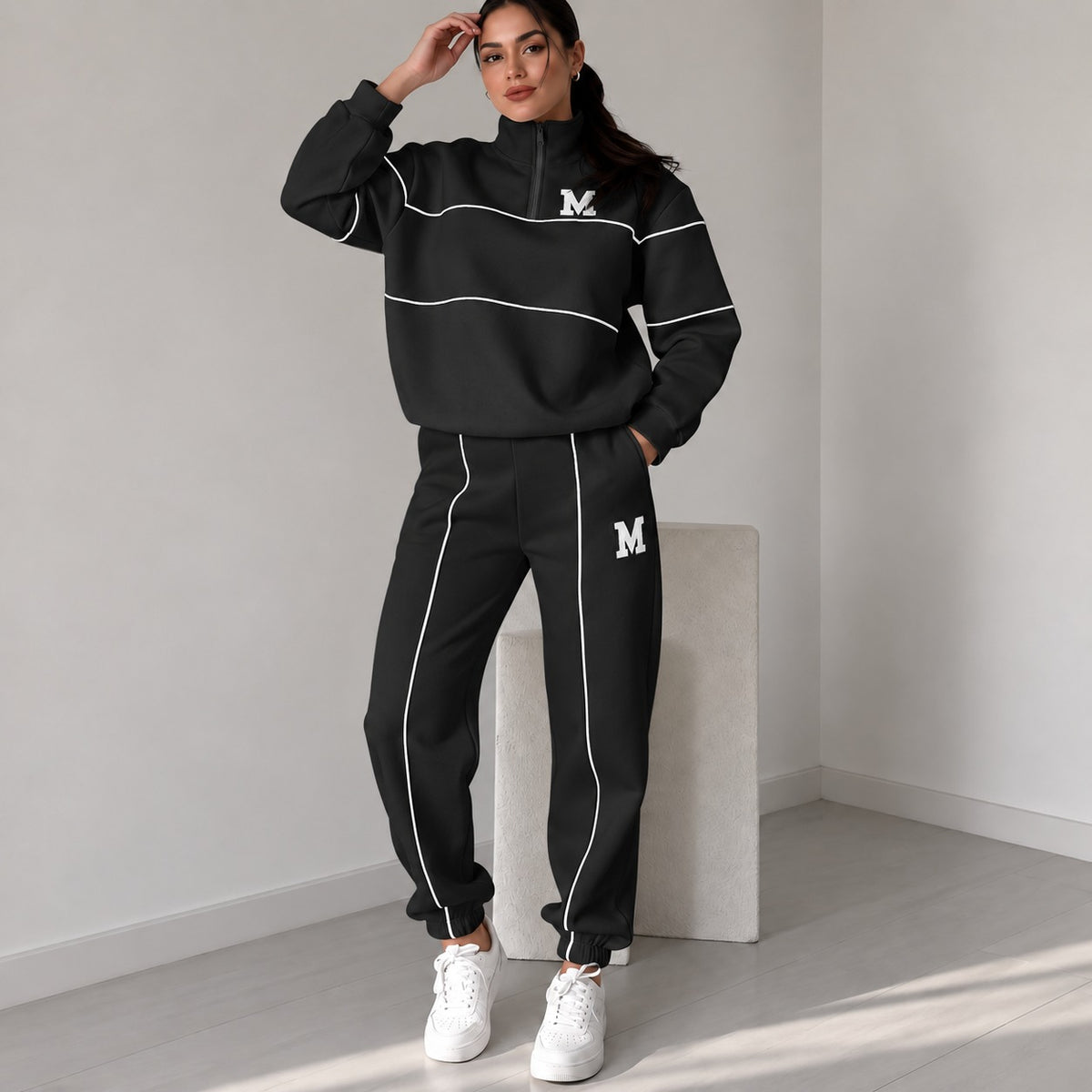 Conjunto Feminino Michigan™ com Blusa College de Gola Alta e Calça Jogger com Cós Elástico