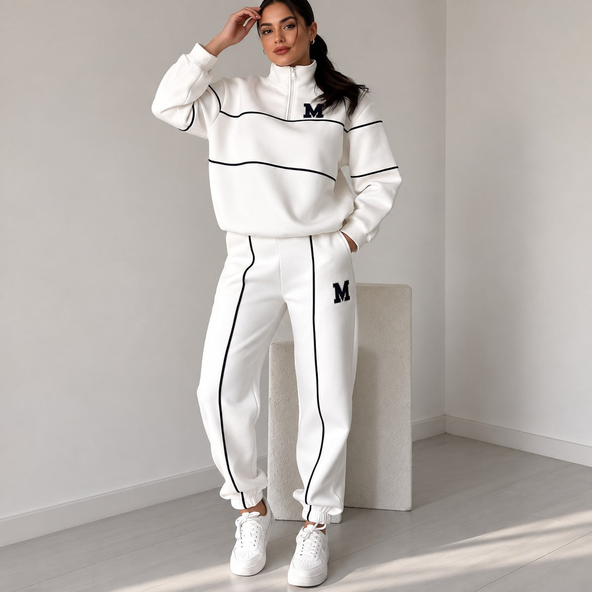 Conjunto Feminino Michigan™ com Blusa College de Gola Alta e Calça Jogger com Cós Elástico