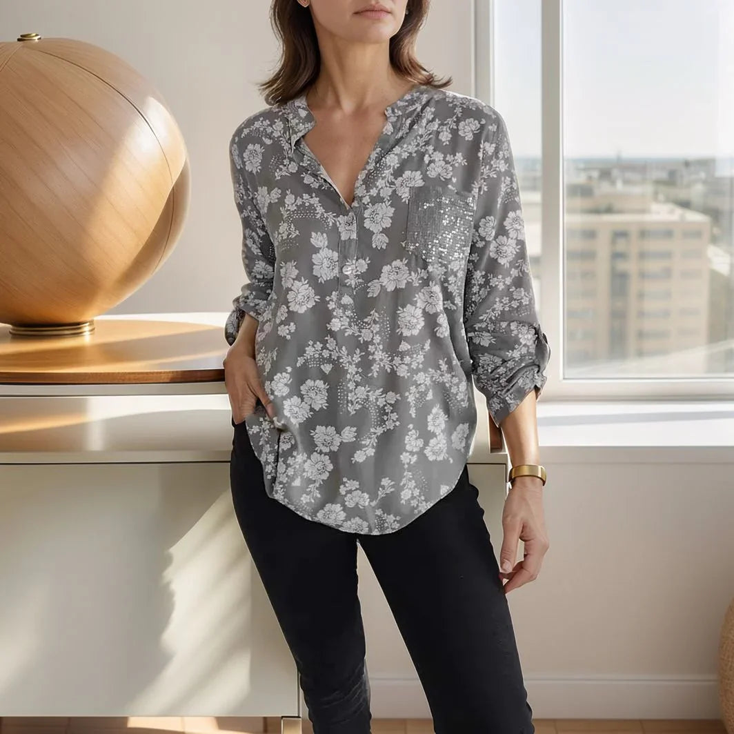 Camisa Maitê™ em Viscose Floral com Bolso Brilhante em Strass / O Toque de Charme que Toda Mulher Merece!