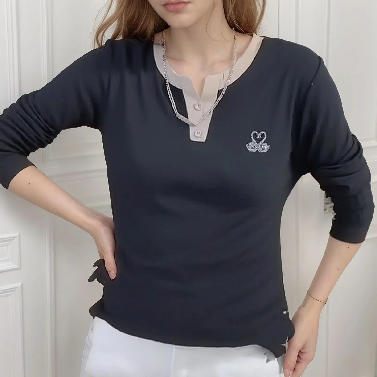 [COMPRE 1 E LEVE 3] Blusa Alícia™ em Moletinho Suave com Bordado Delicado / Conforto Chique e Toque de Elegância no Seu Dia a Dia!